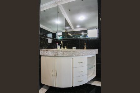 Casa à venda com 365m², 4 quartos e 3 vagas Casa à venda com 365m², 4 quartos e 3 vagasBanheiro da Suíte 1