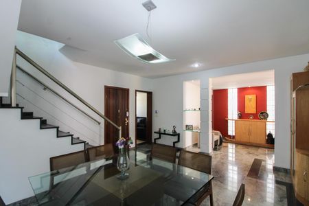 Casa à venda com 365m², 4 quartos e 3 vagas Casa à venda com 365m², 4 quartos e 3 vagasSala de Jantar