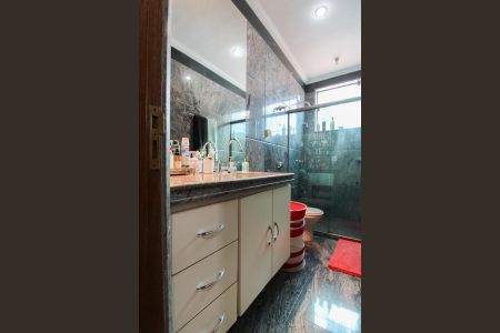 Casa à venda com 365m², 4 quartos e 3 vagas Casa à venda com 365m², 4 quartos e 3 vagasBanheiro da Suíte 2