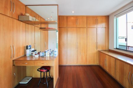 Casa à venda com 365m², 4 quartos e 3 vagas Casa à venda com 365m², 4 quartos e 3 vagasCloset da Suíte 1