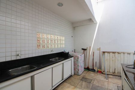 Casa à venda com 365m², 4 quartos e 3 vagas Casa à venda com 365m², 4 quartos e 3 vagasÁrea de Serviço