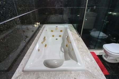 Casa à venda com 365m², 4 quartos e 3 vagas Casa à venda com 365m², 4 quartos e 3 vagasBanheiro da Suíte 1