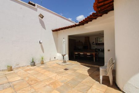 Casa à venda com 365m², 4 quartos e 3 vagas Casa à venda com 365m², 4 quartos e 3 vagasQuintal