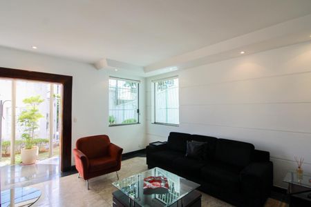 Casa à venda com 365m², 4 quartos e 3 vagas Casa à venda com 365m², 4 quartos e 3 vagasSala