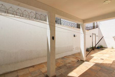 Casa à venda com 365m², 4 quartos e 3 vagas Casa à venda com 365m², 4 quartos e 3 vagasVaranda