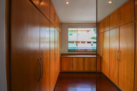 Casa à venda com 365m², 4 quartos e 3 vagas Casa à venda com 365m², 4 quartos e 3 vagasCloset da Suíte 1