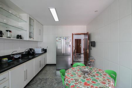 Casa à venda com 365m², 4 quartos e 3 vagas Casa à venda com 365m², 4 quartos e 3 vagasCozinha