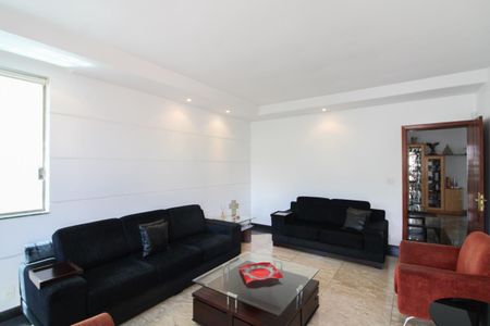 Casa à venda com 365m², 4 quartos e 3 vagas Casa à venda com 365m², 4 quartos e 3 vagasSala