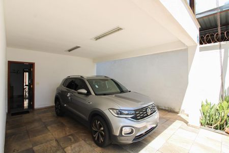 Casa à venda com 365m², 4 quartos e 3 vagas Casa à venda com 365m², 4 quartos e 3 vagasGaragem