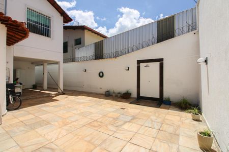 Casa à venda com 365m², 4 quartos e 3 vagas Casa à venda com 365m², 4 quartos e 3 vagasQuintal