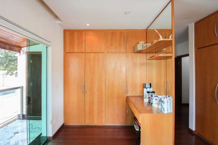 Casa à venda com 365m², 4 quartos e 3 vagas Casa à venda com 365m², 4 quartos e 3 vagasCloset da Suíte 1