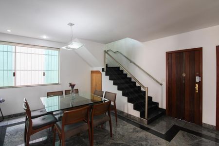 Casa à venda com 365m², 4 quartos e 3 vagas Casa à venda com 365m², 4 quartos e 3 vagasSala de Jantar