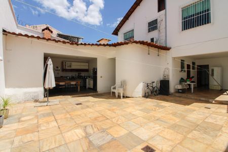 Casa à venda com 365m², 4 quartos e 3 vagas Casa à venda com 365m², 4 quartos e 3 vagasQuintal