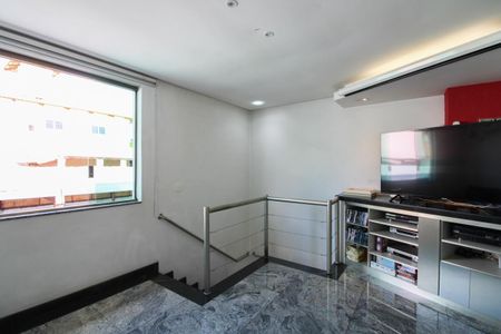 Casa à venda com 365m², 4 quartos e 3 vagas Casa à venda com 365m², 4 quartos e 3 vagasSala 2