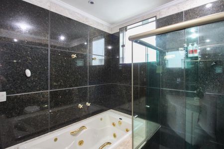 Casa à venda com 365m², 4 quartos e 3 vagas Casa à venda com 365m², 4 quartos e 3 vagasBanheiro da Suíte 1