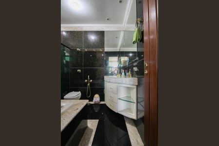 Casa à venda com 365m², 4 quartos e 3 vagas Casa à venda com 365m², 4 quartos e 3 vagasBanheiro da Suíte 1