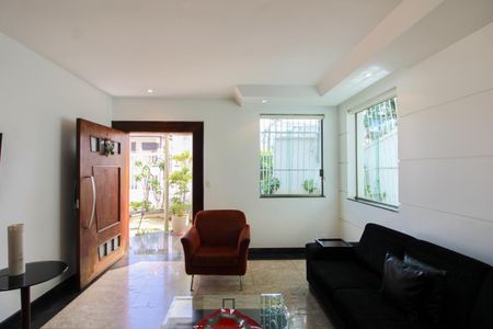 Casa à venda com 365m², 4 quartos e 3 vagas Casa à venda com 365m², 4 quartos e 3 vagasSala