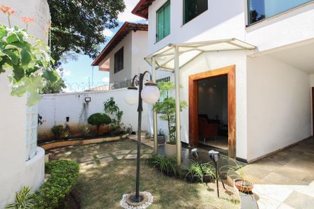Casa à venda com 365m², 4 quartos e 3 vagas Casa à venda com 365m², 4 quartos e 3 vagasEntrada