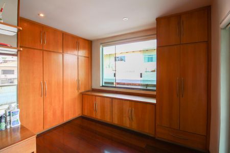 Casa à venda com 365m², 4 quartos e 3 vagas Casa à venda com 365m², 4 quartos e 3 vagasCloset da Suíte 1