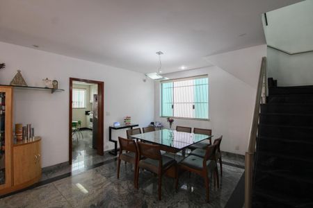 Casa à venda com 365m², 4 quartos e 3 vagas Casa à venda com 365m², 4 quartos e 3 vagasSala de Jantar