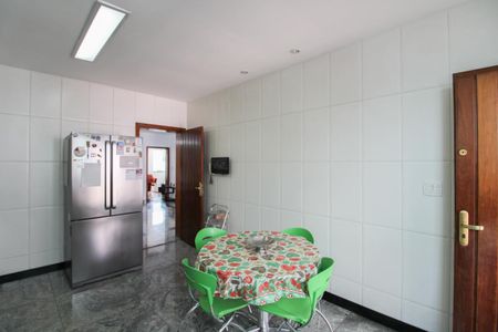 Casa à venda com 365m², 4 quartos e 3 vagas Casa à venda com 365m², 4 quartos e 3 vagasCozinha