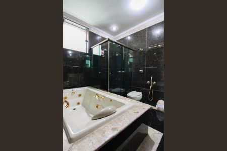 Casa à venda com 365m², 4 quartos e 3 vagas Casa à venda com 365m², 4 quartos e 3 vagasBanheiro da Suíte 1