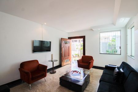 Casa à venda com 365m², 4 quartos e 3 vagas Casa à venda com 365m², 4 quartos e 3 vagasSala