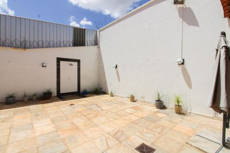 Casa à venda com 365m², 4 quartos e 3 vagas Casa à venda com 365m², 4 quartos e 3 vagasQuintal