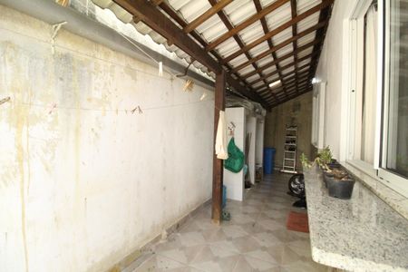 Casa de condomínio à venda com 150m², 3 quartos e 1 vagaFundos da casa