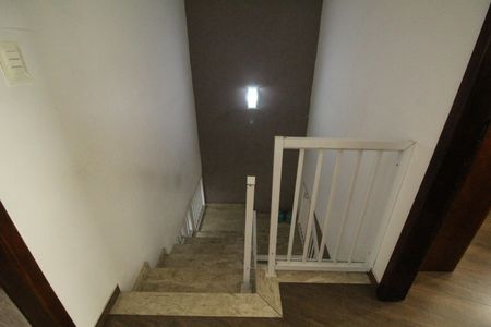 Casa de condomínio à venda com 150m², 3 quartos e 1 vagaEscada