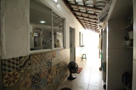 Casa de condomínio à venda com 150m², 3 quartos e 1 vagaFundos da casa