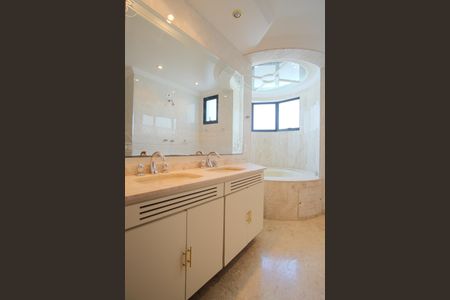 Apartamento para alugar com 200m², 4 quartos e 3 vagasBanheiro da Suíte 1