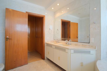 Apartamento para alugar com 200m², 4 quartos e 3 vagasBanheiro da Suíte 1