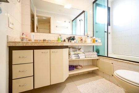 Apartamento à venda com 125m², 4 quartos e 3 vagasBanheiro da suíte 02