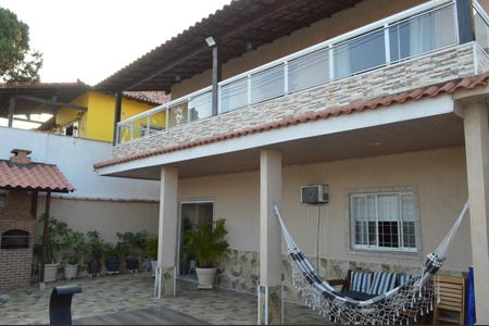 Casa à venda com 493m², 5 quartos e 1 vaga Casa à venda com 493m², 5 quartos e 1 vagaFachada