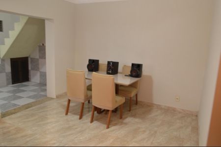 Casa à venda com 493m², 5 quartos e 1 vaga Casa à venda com 493m², 5 quartos e 1 vagaSala - Casa 2