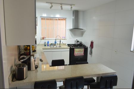 Casa à venda com 493m², 5 quartos e 1 vaga Casa à venda com 493m², 5 quartos e 1 vagaCozinha