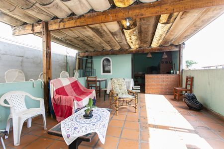 Casa à venda com 350m², 2 quartos e 3 vagas Casa à venda com 350m², 2 quartos e 3 vagasVaranda