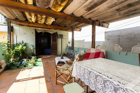 Casa à venda com 350m², 2 quartos e 3 vagas Casa à venda com 350m², 2 quartos e 3 vagasVaranda