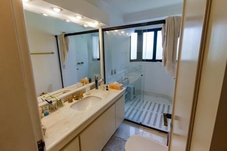 Apartamento à venda com 300m², 4 quartos e 4 vagasBanheiro da Suíte 2 - 1