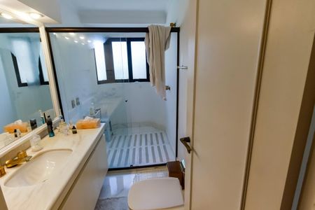 Apartamento à venda com 300m², 4 quartos e 4 vagasBanheiro da Suíte 2 