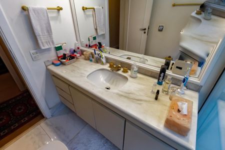 Apartamento à venda com 300m², 4 quartos e 4 vagasBanheiro da Suíte 2 