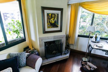 Apartamento à venda com 300m², 4 quartos e 4 vagasDetalhe - Sala 2 (lareira)