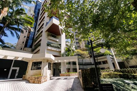 Apartamento à venda com 300m², 4 quartos e 4 vagasFachada e portaria