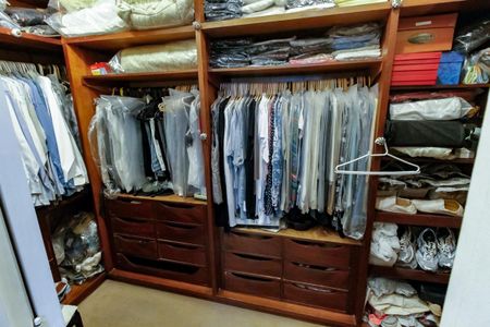 Apartamento à venda com 300m², 4 quartos e 4 vagasCloset da suíte 2