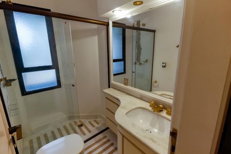 Apartamento à venda com 300m², 4 quartos e 4 vagasBanheiro da Suíte 2 