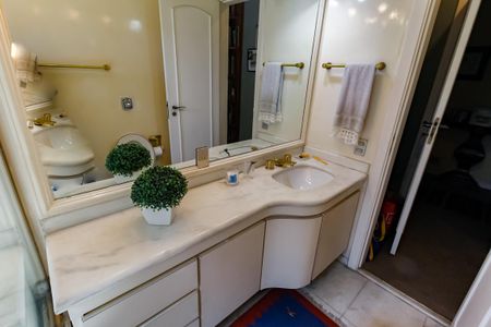 Apartamento à venda com 300m², 4 quartos e 4 vagasBanheiro da Suíte 1