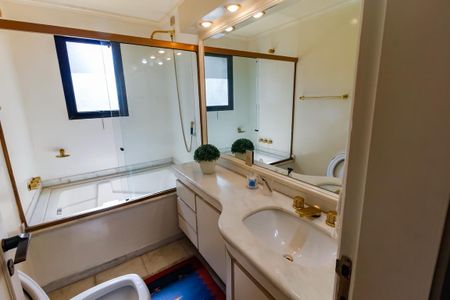 Apartamento à venda com 300m², 4 quartos e 4 vagasBanheiro da Suíte 1