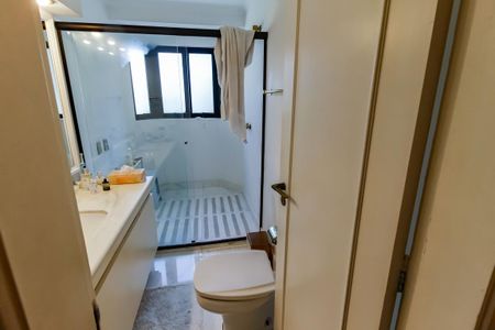 Apartamento à venda com 300m², 4 quartos e 4 vagasBanheiro da Suíte 2 