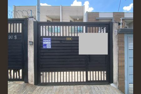 Casa à venda com 150m², 4 quartos e 2 vagas Casa à venda com 150m², 4 quartos e 2 vagasFachada + placa